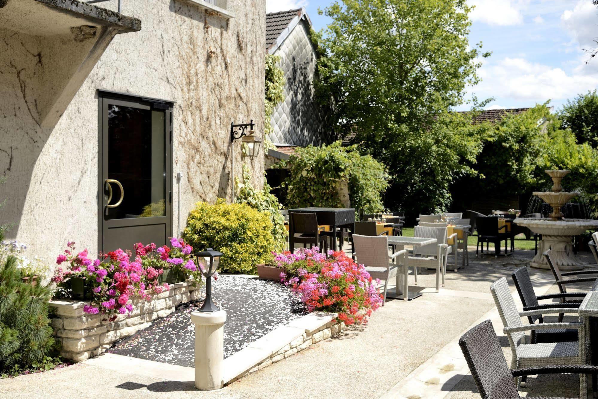 Hotel Logis Le Tadorne Piney Esterno foto